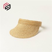 Шапка с козирка от рафия