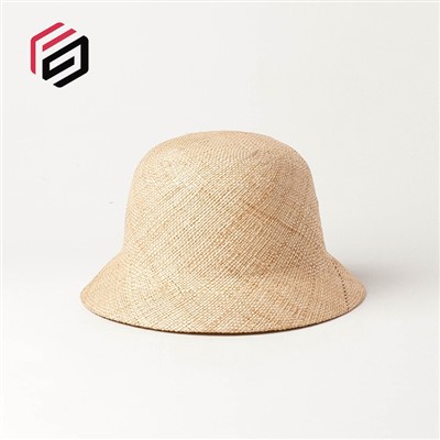 Плетена шапка от рафия